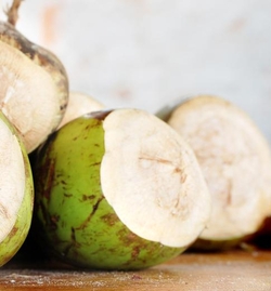 Uleiul de nuca de cocos poate, paradoxal, sa ajute la o dieta de slabit