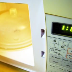 Merita folosit cuptorul cu microunde?