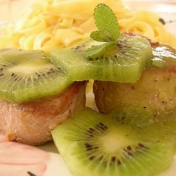 Medalioane de porc cu sos de kiwi