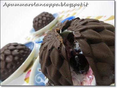 Flori de ciocolata cu inghetata de vanilie si visine
