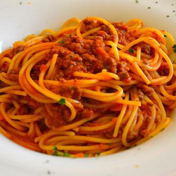 Spaghete bolognese vegetariene condimentate - Eurodiet