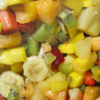 Salata tropicala de fructe in coaja de ananas