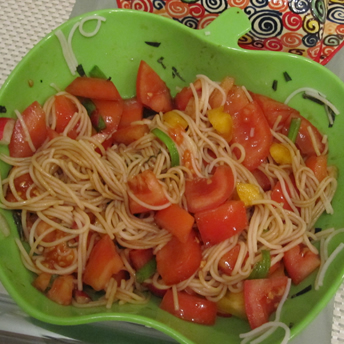 Salata thailandeza cu spaghetti de orez si legume