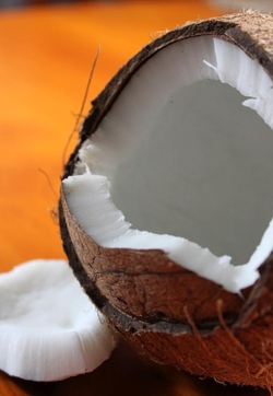 Beneficiile apei de cocos
