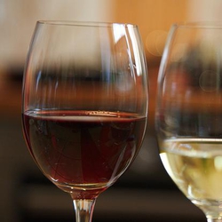 Sfaturi practice pentru servirea vinului