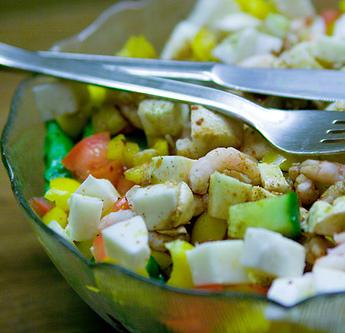 Salata de creveti cu legume si mozarella