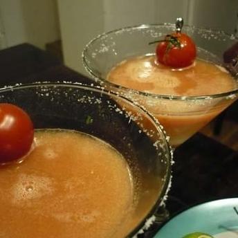 Cocktail alcoolic cu rosii
