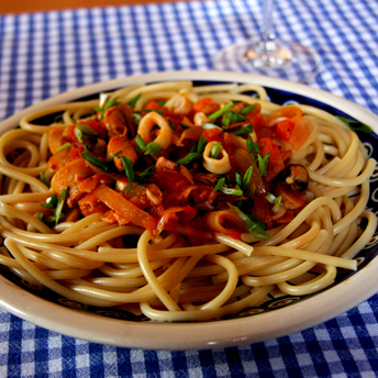 Spaghetti cu carnati si parmezan